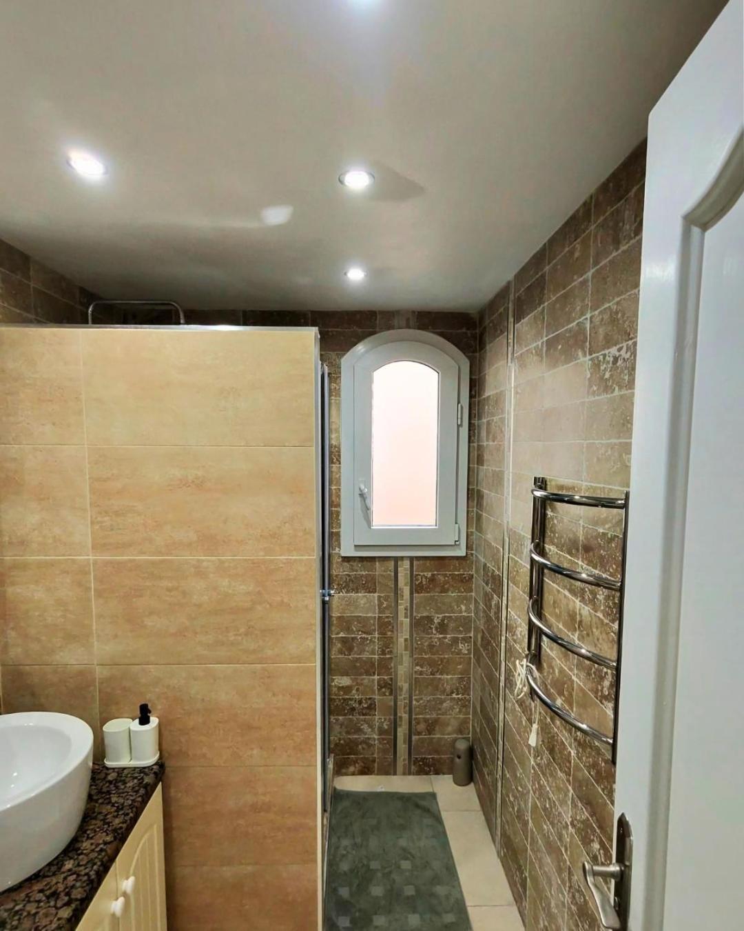 Modern 1Br Walk To Beach, Casino & Puerto Banus Apartment *
